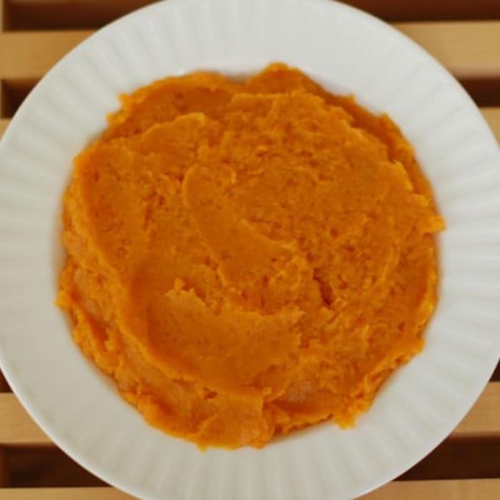 Two-ingredient mashed sweet potatoes are a quick, simple, nutritious, and delicious Thanksgiving side dish that's gluten-free, dairy-free, and egg-free. Get the full recipe via JessicaLevinson.com #healthysidedish #healthythanksgivingrecipes Two-Ingredient Mashed Sweet Potatoes Overhead in Bowl