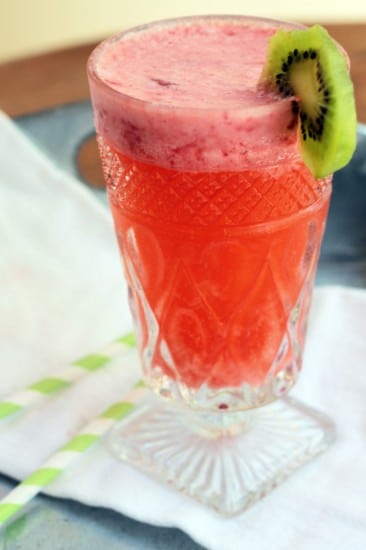 50+ delicious and healthy homemade picnic recipes that are perfect for enjoying the beautiful days of spring and summer outdoors with your family! Get the recipe roundup at JessicaLevinson.com #healthypicnicrecipes #picnicrecipes Strawberry Kiwi Fizz @dianeboydrd