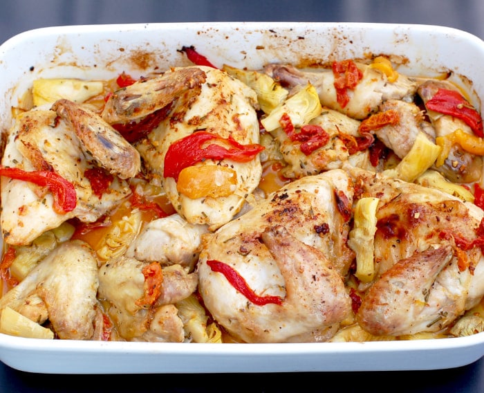 Roasted chicken with artichokes, peppers, and sun-dried tomatoes is a one-pan recipe that can be made quickly and easily thanks to pantry ingredients. Roasted chicken with artichokes, peppers, and sun-dried tomatoes is a one-pan recipe
