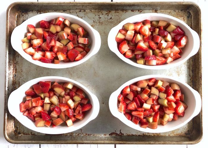 Get tips for managing added sugar this summer and enjoy a lower-sugar version of one of summer’s quintessential desserts, Strawberry Rhubarb Crisp (AD). Recipe via JessicaLevinson.com | #addedsugar #lowsugardessert #strawberry #rhubarb #summerdessert #splendanaturals Strawberry Rhubarb Crisp Filling on Tray