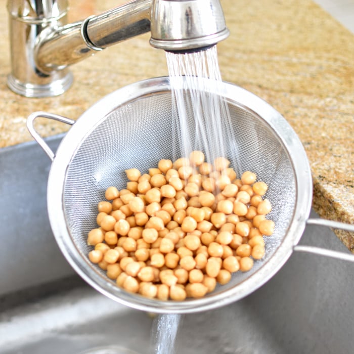 rinse canned beans to reduce sodium rinsing canned beans in a strainer